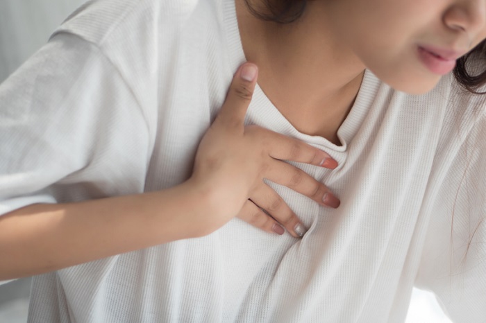 Đau tức ngực là dấu hiệu dễ nhận biết nhất của tràn khí hoặc tràn dịch màng phổi