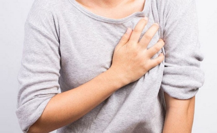 Đau ngực là một dấu hiệu rất phổ biến trước kỳ kinh