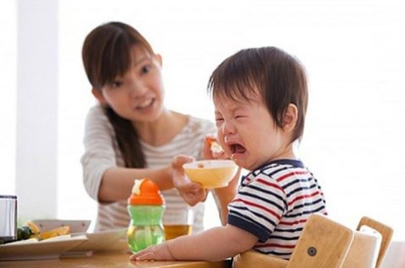  Ba mẹ thường ép bé ăn nhiều  dẫn đến tình trạng trẻ sợ ăn, biếng ăn
